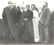 (in der Mitte) Paul Sietz mit Schwester Elisabeth