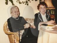Hannah Lickfett mit ihrer Cousine Helene Jung ca 1960