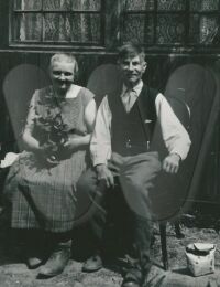 Ehepaar August Michael Sackschewsky im Alter auf Gartenbänkchen
