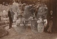 Ellen Bischoff 1894 mit Kinder im Garten in Langfuhr