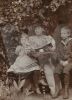 Ellen Bischoff mit zwei Kinder im Garten Langfuhr