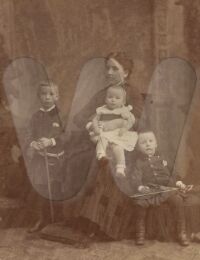 Ellen Bischoff mit 3 Kinder, 1889