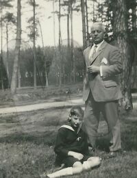 Heinrich Jung mit Adoptivsohn Felix, um 1930