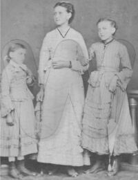 Die Schwestern Schneidersky, Hultschin ca. 1875 (von links Antonie, Barbara, Helene)